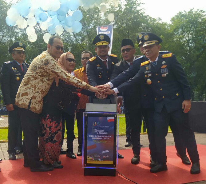 Walikota Medan, Bobby Afif Nasution melaunching aplikasi pemandu transportasi umum pada Peringatan Hari Perhubungan Nasional 2022 di Lapangan Benteng Medan, Sabtu (17/9/2022)