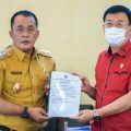 Wakil Walikota Medan, Aulia Rachman menyerahkan jawaban kepala daerah atas pemasangan fraksi terkait Ranperda Inovasi Daerah kepada Ketua DPRD Medan, Hasyim, Senin (19/9/2022)