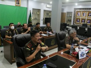 Kajatisu Idianto (depan kanan) saat mengikuti paparan kasus secara virtual, Senin (19/9/2022)