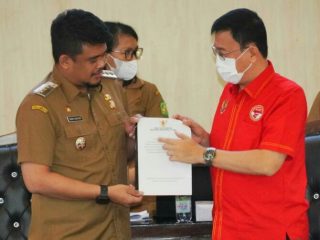 Walikota Medan, Bobby Afif Nasution serahkan nota pengantar ranperda tentang perlindungan anak kepada Ketua DPRD Medan, Hasyim, Selasa (20/9/2022)