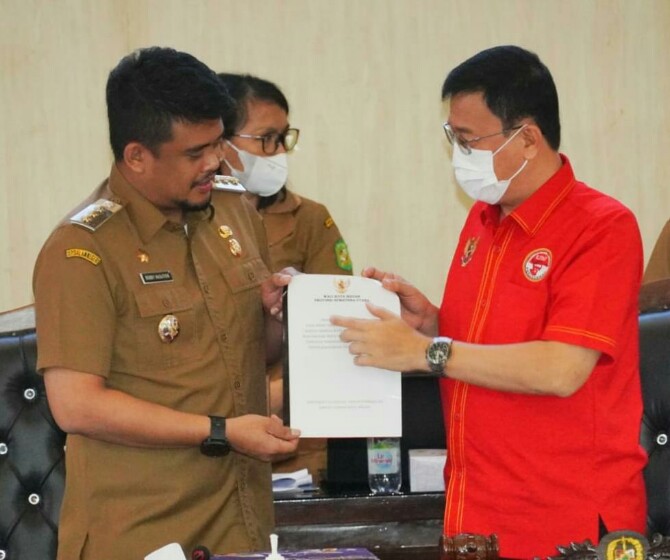 Walikota Medan, Bobby Afif Nasution serahkan nota pengantar ranperda tentang perlindungan anak kepada Ketua DPRD Medan, Hasyim, Selasa (20/9/2022)