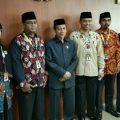 Wakil Ketua DPRD Medan, Rajudin Sagala berfoto bersama staf pengajar Sekolah Islam Annizam