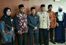 Wakil Ketua DPRD Medan, Rajudin Sagala berfoto bersama staf pengajar Sekolah Islam Annizam