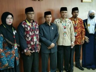 Wakil Ketua DPRD Medan, Rajudin Sagala berfoto bersama staf pengajar Sekolah Islam Annizam