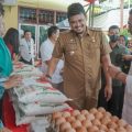 Walikota Medan, Bobby Afif Nasution meninjau bahan kebutuhan pokok yang dijual di Pasar Murah Pemko Medan, Selasa (20/9/2022)