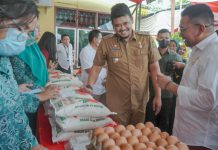 Walikota Medan, Bobby Afif Nasution meninjau bahan kebutuhan pokok yang dijual di Pasar Murah Pemko Medan, Selasa (20/9/2022)