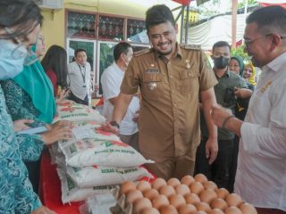 Walikota Medan, Bobby Afif Nasution meninjau bahan kebutuhan pokok yang dijual di Pasar Murah Pemko Medan, Selasa (20/9/2022)
