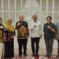 Dekan Fisip USU Dr Hatta Ridho (tiga dari kiri, Gubsu Edy Rahmayadi (tiga dari kanan) berfoto bersama usai audiensi, kemarin. USU akan menjadi tuan rumah Konferensi Nasional Penyiaran 2023.