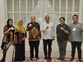 Dekan Fisip USU Dr Hatta Ridho (tiga dari kiri, Gubsu Edy Rahmayadi (tiga dari kanan) berfoto bersama usai audiensi, kemarin. USU akan menjadi tuan rumah Konferensi Nasional Penyiaran 2023.