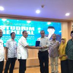 Dekan FIS Prof Abdurrahman menyerahkan cinderamata pada Ketua KPU RI usai studium general di Aula FIS UINSU, Jumat (23/9/2022).