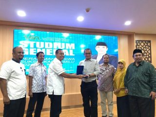 Dekan FIS Prof Abdurrahman menyerahkan cinderamata pada Ketua KPU RI usai studium general di Aula FIS UINSU, Jumat (23/9/2022).