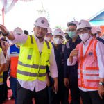 Walikota Medan, Bobby Nasution bersama Mehub,Budi Karya saat meninjau pembangunan jalur layang kereta api, Sabtu (24/9/2022)