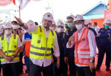Walikota Medan, Bobby Nasution bersama Mehub,Budi Karya saat meninjau pembangunan jalur layang kereta api, Sabtu (24/9/2022)