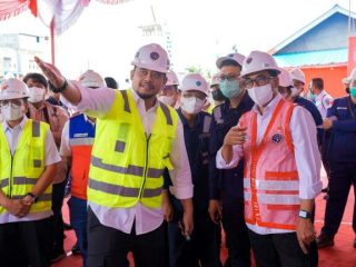 Walikota Medan, Bobby Nasution bersama Mehub,Budi Karya saat meninjau pembangunan jalur layang kereta api, Sabtu (24/9/2022)