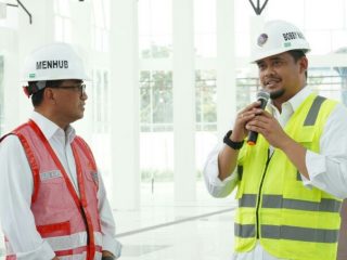 Menhub,Budi Karya Sumadi bersama Walikota Medan, Bobby Nasution di Terminal Amplas