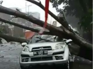 Tumbang di Sekitar RSU Adam Malik, 3 Mobil Tertimpa