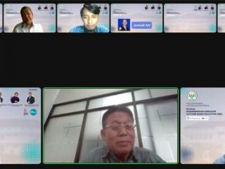 Dekan FE Unimed Prof. Indra Maipita (kiri) memoderatori diskusi evaluasi kurikulum OBE dengan narasumber Prof. Syawal Gultom, ketua senat Universitas Negeri Medan (tengah) dan Prof. Usep Suhud, wakil dekan 1 FE UNJ.
