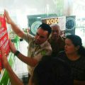 Personel Badan Pengelolaan Pajak dan Retribusi Daerah (BPPRD) Kota Medan menempelkan stiker dan memasang spanduk pemberitahuan menunggak Pajak Bumi dan Bangunan (PBB) di pintu masuk dan halaman Gedung Yuki Simpang Raya, Jalan SM Raja Medan, Selasa (27/9/2022).