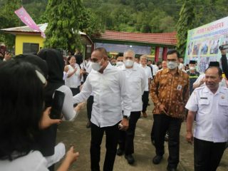 Gubernur Sumatera Utara (Sumut) Edy Rahmayadi meresmikan delapan Sekolah Menengah Kejuruan (SMK) Pusat Keunggulan Zona I Sumut di halaman SMK Negeri 3 Sibolga Jalan Tukka Sibuluan Raya, Kota Sibolga, Rabu (28/9).