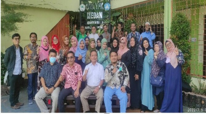 Tim Pengabdian Dosen FE Unimed foto bersama dengan guru dan kepala sekolah usai pengembangan sistem pembelajaran online di YPK Medan, baru-baru ini.