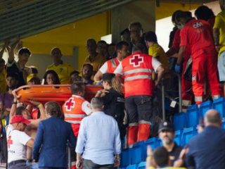 Duel Cadiz vs Barcelona sempat ditangguhkan usai seorang suporter dilaporkan kolaps di tribune. Laga baru dilanjutkan usai korban berhasil diselamatkan.