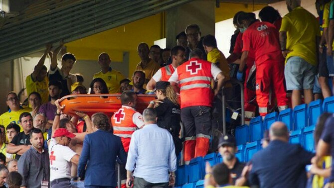 Duel Cadiz vs Barcelona sempat ditangguhkan usai seorang suporter dilaporkan kolaps di tribune. Laga baru dilanjutkan usai korban berhasil diselamatkan.