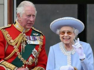 Ratu Elizabeth dan Pangeran Charles III
