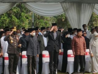 Jenazah Azyumardi Azra dimakamkan hari ini di Taman Makam Pahlawan Kalibata, Jakarta Selatan. Sejumlah tokoh, keluarga dan kerabat yang hadir di pemakaman mendiang Ketua Dewan Pers itu memberi penghormatan terakhir sebelum pemakaman.