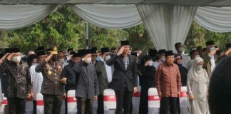 Jenazah Azyumardi Azra dimakamkan hari ini di Taman Makam Pahlawan Kalibata, Jakarta Selatan. Sejumlah tokoh, keluarga dan kerabat yang hadir di pemakaman mendiang Ketua Dewan Pers itu memberi penghormatan terakhir sebelum pemakaman.