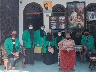 Mahasiswa SPI FIS UINSU saat PKL di Museum Pers Sumut dan diterima langsung oleh pelaku sejarah sekaligus pemilik museum Muhammad TWH.(ist)