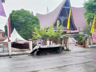 Gempa magnitudo 6,0 skala richter (SR) mengguncang Kabupaten Tapanuli Utara (Taput) pada Sabtu (1/10) dini hari, pukul 02:28 WIB. Berdasarkan laporan sementara Badan Penanggulangan Bencana Daerah (BPBD) Taput, gempa tersebut mengakibatkan kerusakan sejumlah bangunan rumah, perkantoran, rumah sakit dan fasilitas umum lainnya. (ist/kaldera)