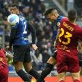 Pemain Inter dan AS Roma saling berebut bola kala kedua tim bertemu di kompetisi musim lalu