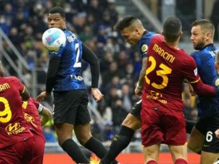 Pemain Inter dan AS Roma saling berebut bola kala kedua tim bertemu di kompetisi musim lalu
