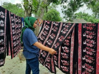 PT Indonesia Asahan Aluminium (Inalum) persero menjaga komitmen dalam dengan terus menjaga komitmen pemberdayaan produk lokal batik nangrove di Batu Bara.
