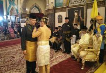 Mantan Walikota Medan, H Abdillah SE Ak dianugerahi gelar Datuk Setia Wira Negara dari Kesultanan Deli di Istana Maimun, Minggu (2/10)