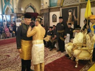 Mantan Walikota Medan, H Abdillah SE Ak dianugerahi gelar Datuk Setia Wira Negara dari Kesultanan Deli di Istana Maimun, Minggu (2/10)