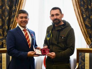 Wakil Menteri Luar Negeri, Mykola S. Tochitskyy telah menyematkan penghargaan Order of Merit Tingkat III dari Presiden Ukraina, Volodymyr Zelenskyy kepada Yuddy Chrisnandi (Dubes RI untuk Ukraina (2017-2021)