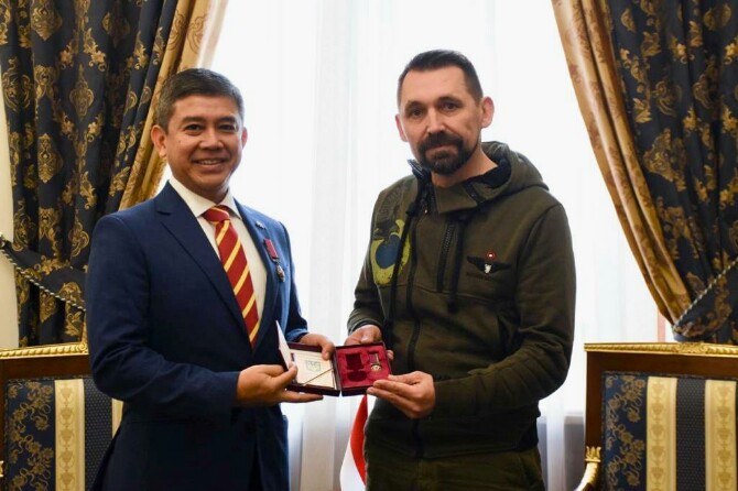 Wakil Menteri Luar Negeri, Mykola S. Tochitskyy telah menyematkan penghargaan Order of Merit Tingkat III dari Presiden Ukraina, Volodymyr Zelenskyy kepada Yuddy Chrisnandi (Dubes RI untuk Ukraina (2017-2021)