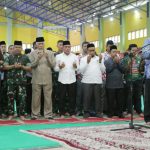 Guru Besar UINSU Prof Dr Muzakkir memimpin Salat Ghaib untuk korban tragedi sepakbola di Stadion Kanjuruhan, Malang, bersama Gubsu, Forkopimda dan suporter sepakbola di Sumut.