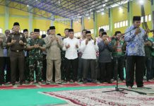Guru Besar UINSU Prof Dr Muzakkir memimpin Salat Ghaib untuk korban tragedi sepakbola di Stadion Kanjuruhan, Malang, bersama Gubsu, Forkopimda dan suporter sepakbola di Sumut.