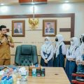 Walikota Medan, Bobby Afif Nasution bersama Wakil Walikota Medan, Aulia Rachman menerima rombongan siswa dari Perguruan Islam Al Amjad di Balai Kota Medan, Selasa (4/10/2022).