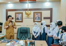 Walikota Medan, Bobby Afif Nasution bersama Wakil Walikota Medan, Aulia Rachman menerima rombongan siswa dari Perguruan Islam Al Amjad di Balai Kota Medan, Selasa (4/10/2022).