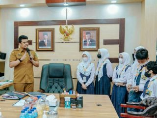 Walikota Medan, Bobby Afif Nasution bersama Wakil Walikota Medan, Aulia Rachman menerima rombongan siswa dari Perguruan Islam Al Amjad di Balai Kota Medan, Selasa (4/10/2022).