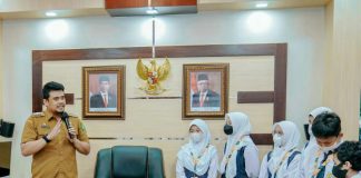 Walikota Medan, Bobby Afif Nasution bersama Wakil Walikota Medan, Aulia Rachman menerima rombongan siswa dari Perguruan Islam Al Amjad di Balai Kota Medan, Selasa (4/10/2022).