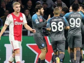 Pemain Napoli merayakan golnya ke gawang Ajax