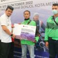 Walikota Medan, Bobby Afif Nasution menyerahkan bantuan berupa uang tunai sebesar Rp600.000 kepada 17.229 orang pengemudi ojek online (ojol), becak bermotor (betor) dan supir angkutan kota (angkot) di Taman Ahmad Yani, Rabu (5/10/2022).