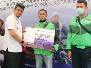 Walikota Medan, Bobby Afif Nasution menyerahkan bantuan berupa uang tunai sebesar Rp600.000 kepada 17.229 orang pengemudi ojek online (ojol), becak bermotor (betor) dan supir angkutan kota (angkot) di Taman Ahmad Yani, Rabu (5/10/2022).