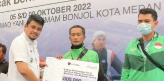 Walikota Medan, Bobby Afif Nasution menyerahkan bantuan berupa uang tunai sebesar Rp600.000 kepada 17.229 orang pengemudi ojek online (ojol), becak bermotor (betor) dan supir angkutan kota (angkot) di Taman Ahmad Yani, Rabu (5/10/2022).