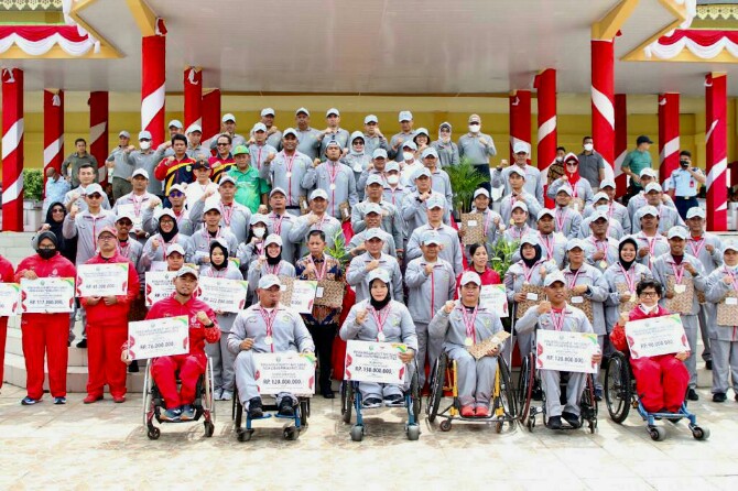 Walikota Medan, Bobby Afif Nasution dianugerahi penghargaan pembina olahraga berprestasi oleh Gubsu, Edy Rahmayadi.