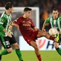 Pemain AS Roma, P Dybala berusaha melewati pemain Real Betis. AS Roma kalah 1-2 dalam laga ini